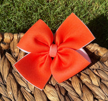 Load image into Gallery viewer, Twirly bows

